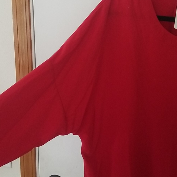 🌲Red crepe top - Picture 3 of 8